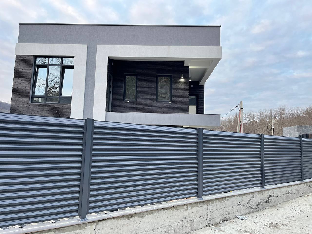 Забор-жалюзи из ламелей ЭКО-Z усиленных RAL7024/7024 Серый Графит двусторонний в Бежецке