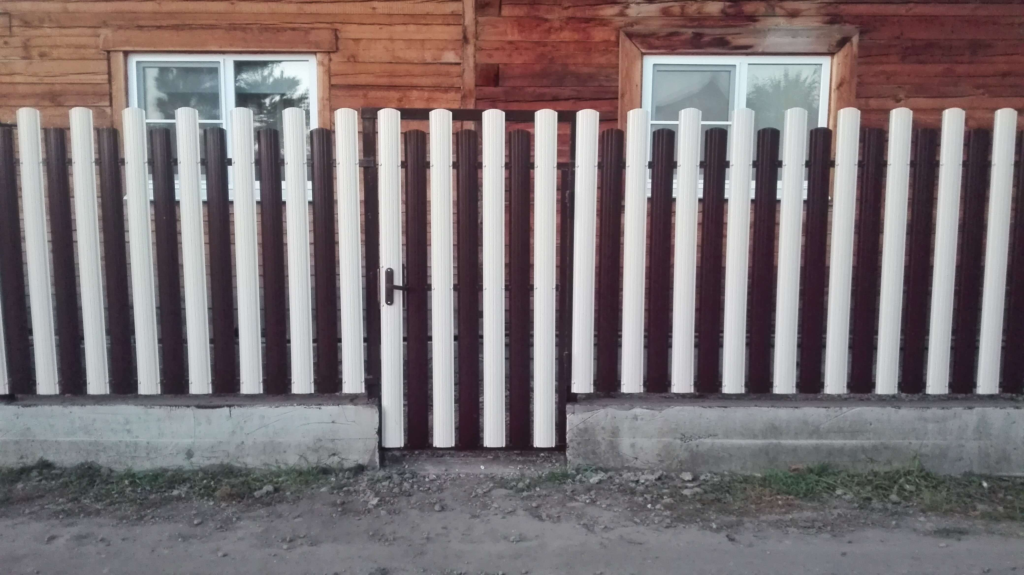 Двухцветный забор из евроштакетника 14м RAL8017 Шоколад + RAL9003 Белый в Бежецке