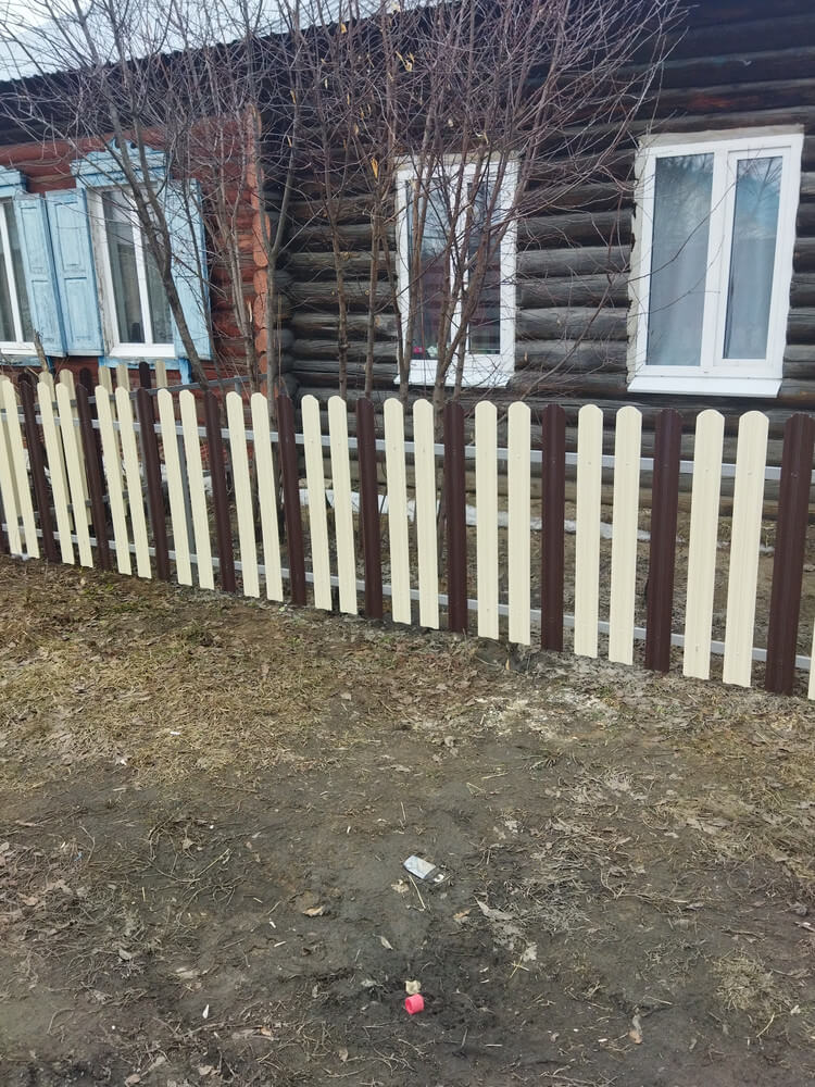 Забор из штакетника ЭКО-М 12м RAL1015/1015 Слоновая Кость двусторонний, RAL8017/8017 Шоколад двусторонний в Бежецке