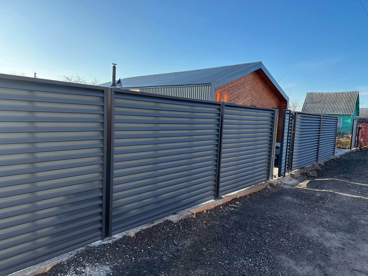 Забор-жалюзи из ламелей Еврожалюзи 23м RAL7024 Серый Графит Стальной Бархат в Бежецке