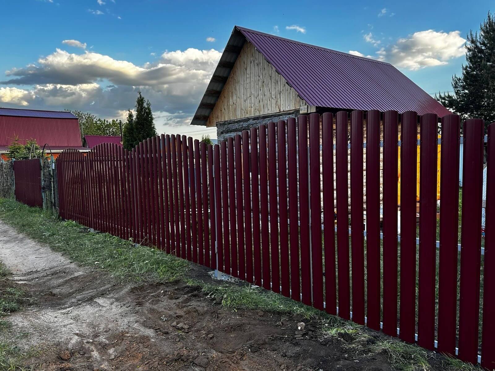 Забор из евроштакетника 28м RAL3005 Красное Вино фото 4 в Бежецке