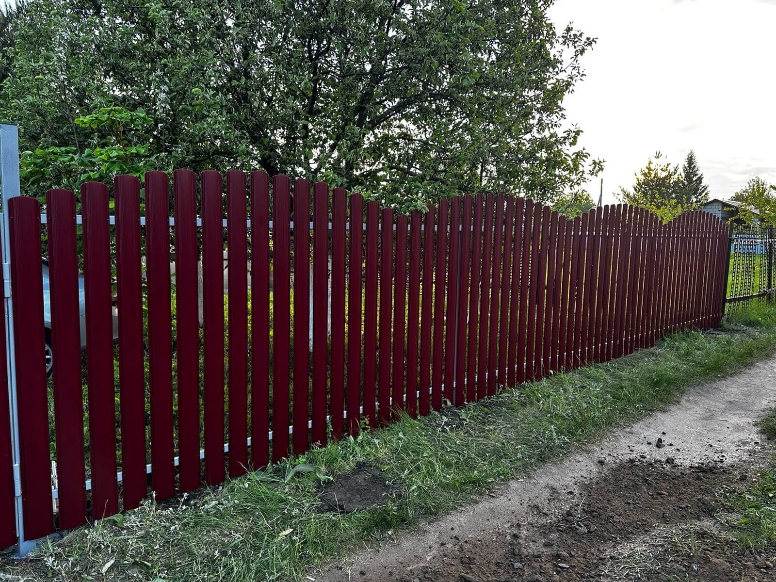 Забор из евроштакетника 28м RAL3005 Красное Вино фото 3 в Бежецке