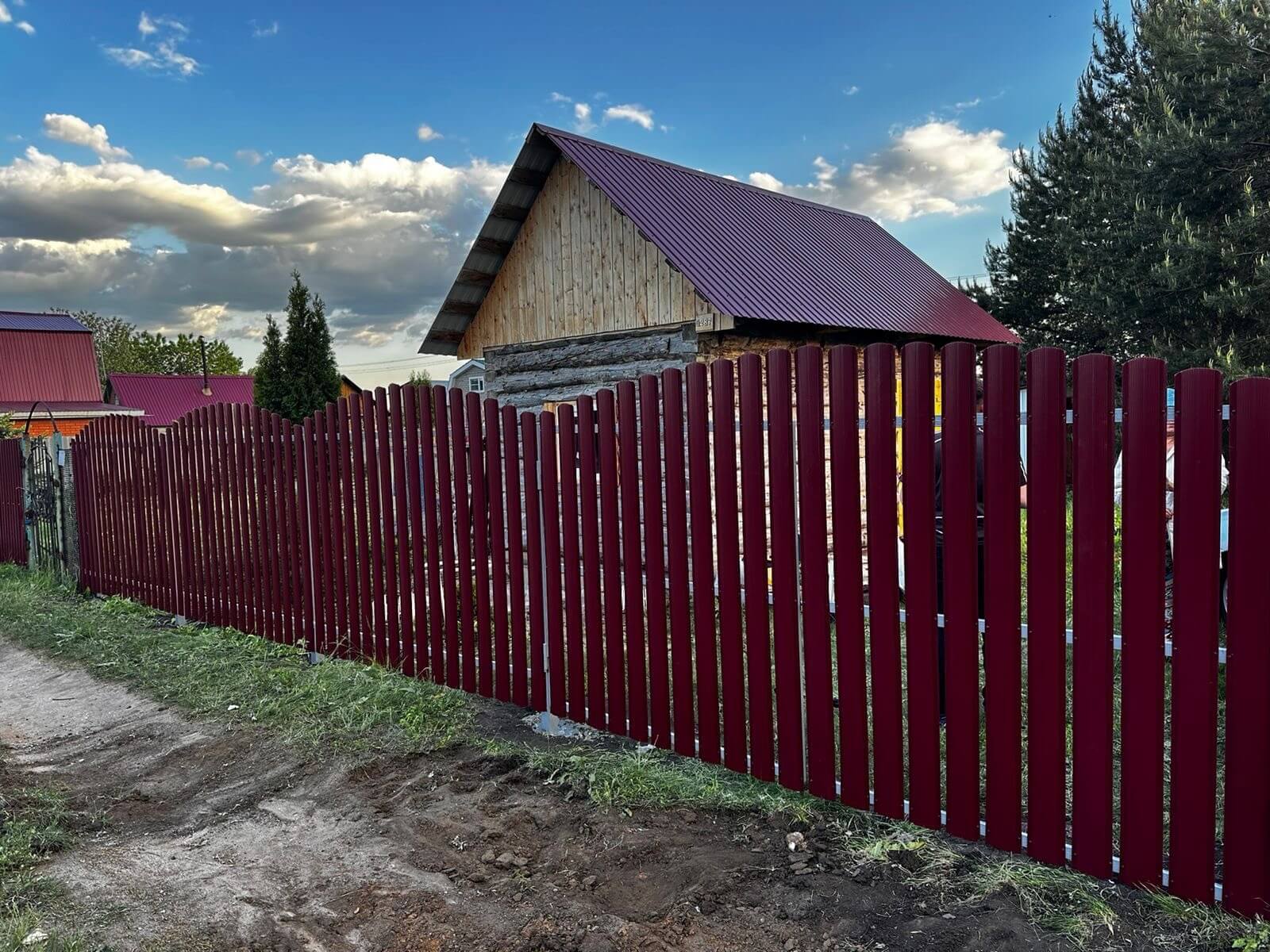 Забор из евроштакетника 28м RAL3005 Красное Вино фото 2 в Бежецке