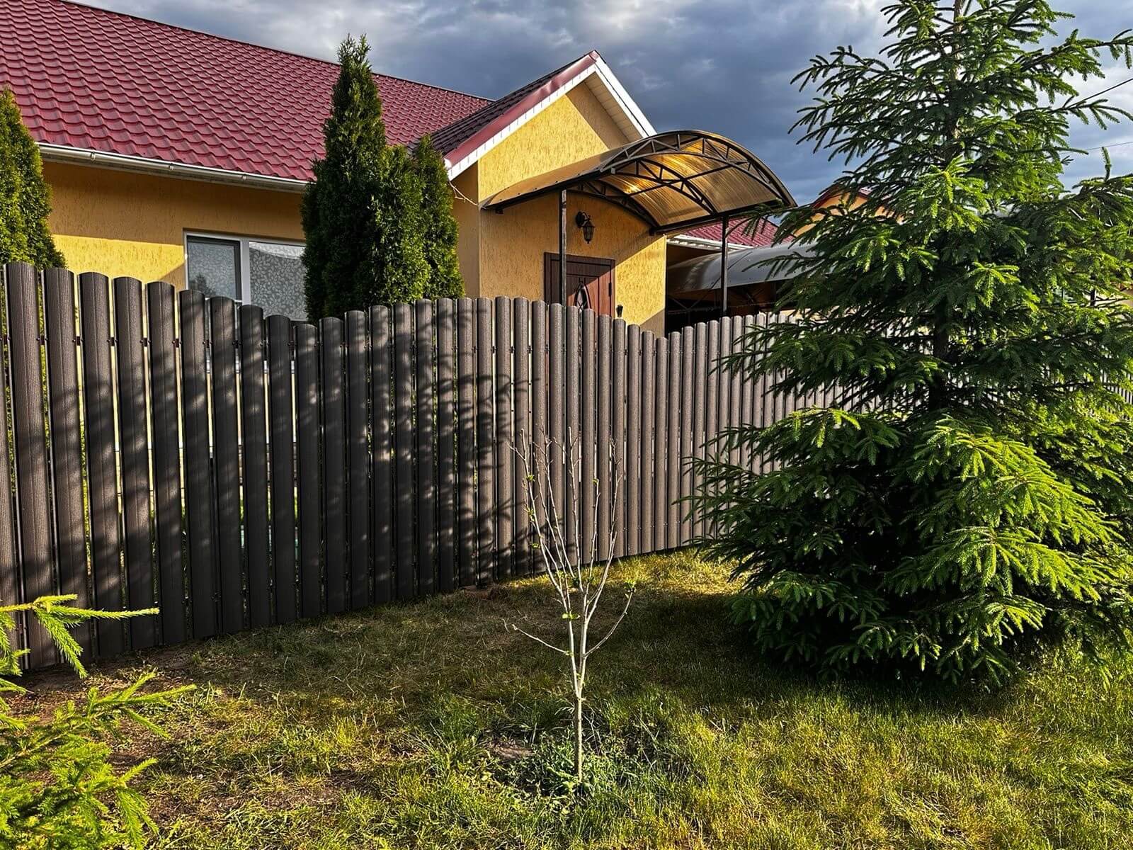 Забор из евроштакетника 37м RAL8019 Темный Шоколад МАТТЕ фото 4 в Бежецке