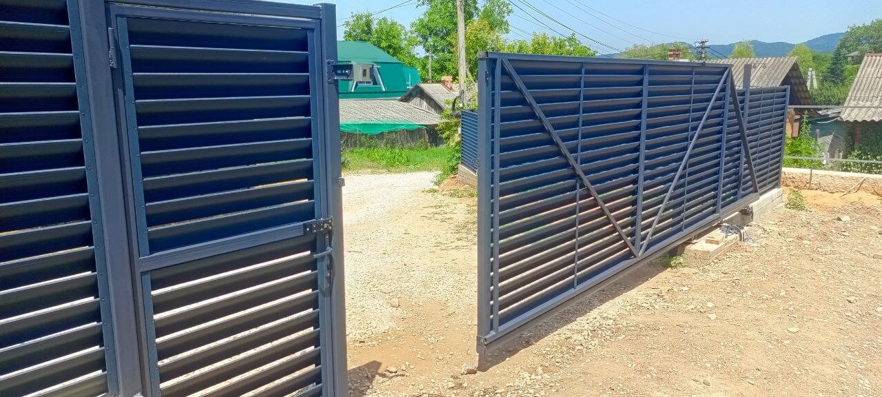 Забор-жалюзи из ламелей Еврожалюзи 53м RAL7024 Серый Графит МАТТЕ фото 16 в Бежецке