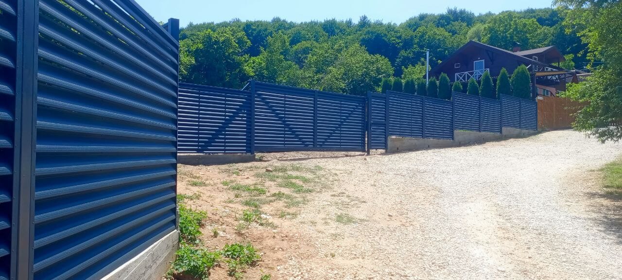 Забор-жалюзи из ламелей Еврожалюзи 53м RAL7024 Серый Графит МАТТЕ фото 8 в Бежецке