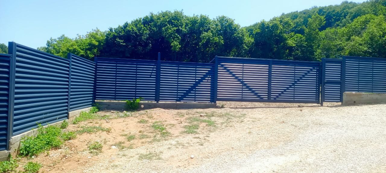 Забор-жалюзи из ламелей Еврожалюзи 53м RAL7024 Серый Графит МАТТЕ фото 7 в Бежецке