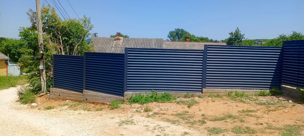 Забор-жалюзи из ламелей Еврожалюзи 53м RAL7024 Серый Графит МАТТЕ фото 6 в Бежецке