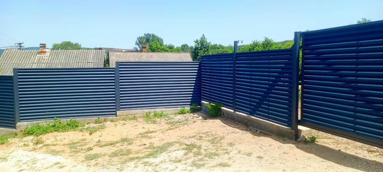 Забор-жалюзи из ламелей Еврожалюзи 53м RAL7024 Серый Графит МАТТЕ фото 4 в Бежецке