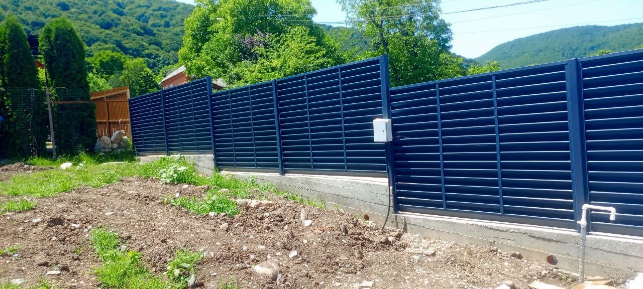 Забор-жалюзи из ламелей Еврожалюзи 53м RAL7024 Серый Графит МАТТЕ фото 3 в Бежецке