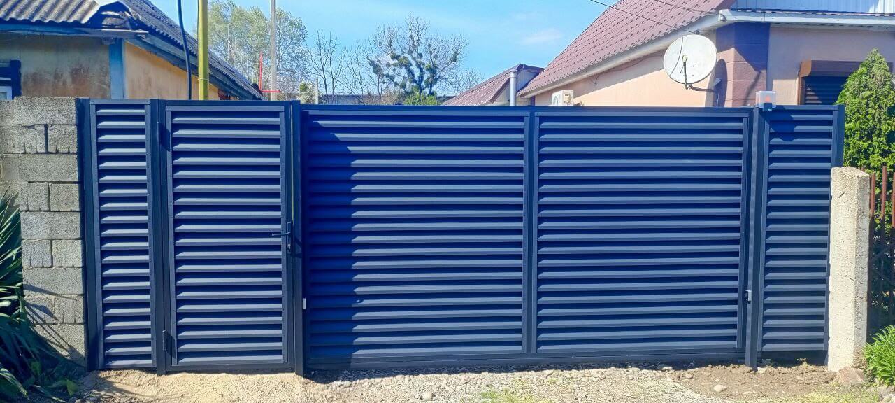 Забор-жалюзи из ламелей Еврожалюзи 53м RAL7024 Серый Графит МАТТЕ фото 1 в Бежецке