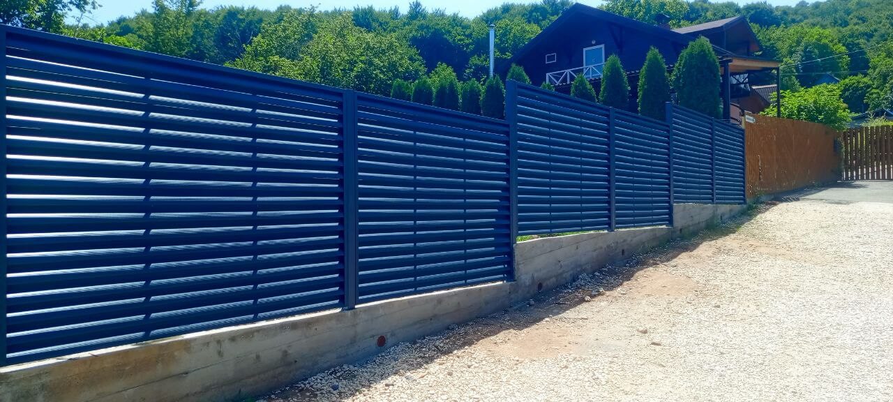 Забор-жалюзи из ламелей Еврожалюзи 53м RAL7024 Серый Графит МАТТЕ фото 12 в Бежецке