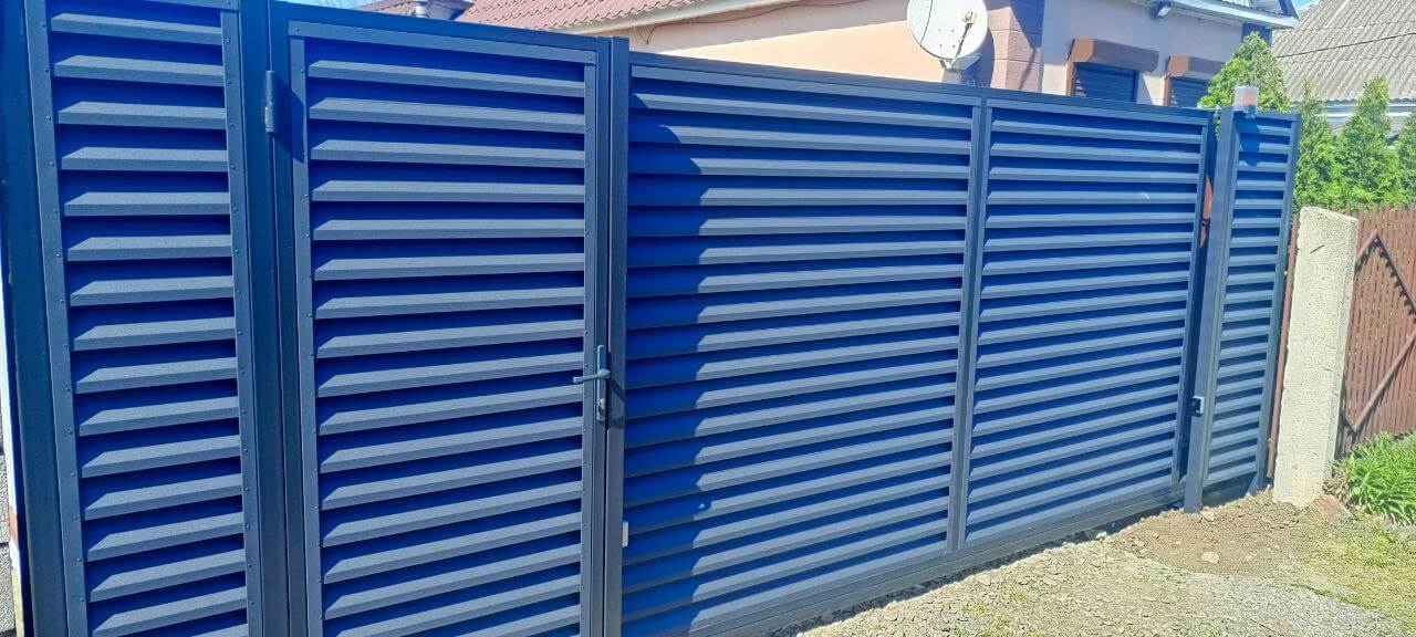 Забор-жалюзи из ламелей Еврожалюзи 53м RAL7024 Серый Графит МАТТЕ фото 10 в Бежецке