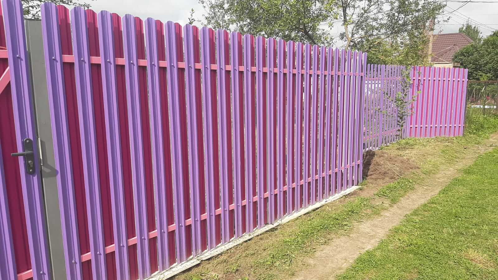 Двухцветный забор из евроштакетника 44м RAL4005 Сиреневый, RAL4006 Пурпурный фото 4 в Бежецке