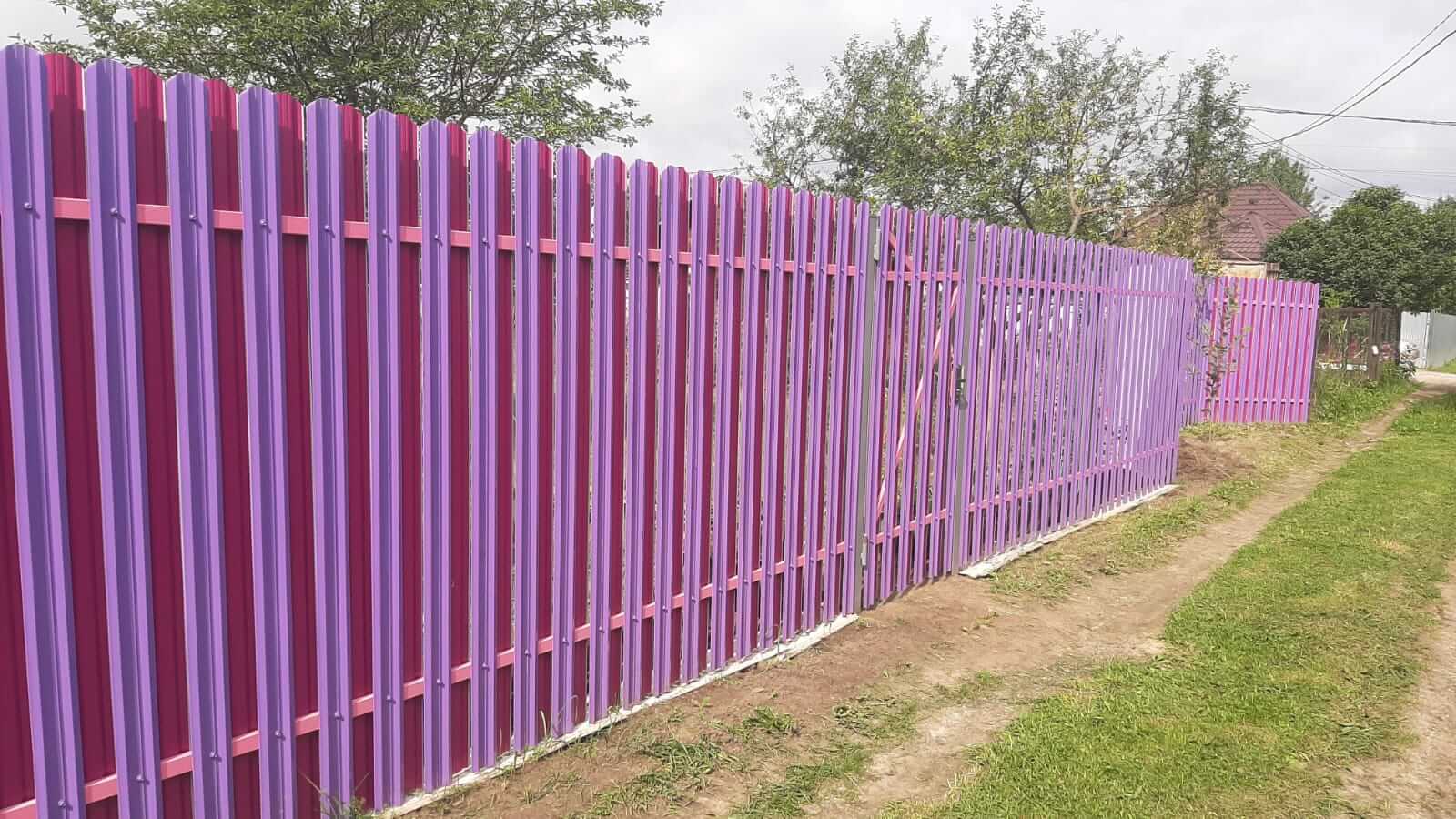 Двухцветный забор из евроштакетника 44м RAL4005 Сиреневый, RAL4006 Пурпурный фото 3 в Бежецке