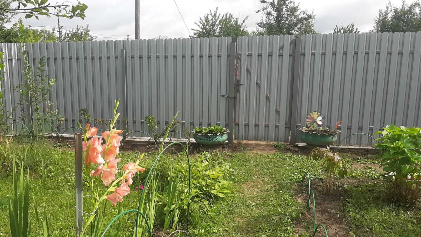 Двухцветный забор из евроштакетника 44м RAL4005 Сиреневый, RAL4006 Пурпурный фото 1 в Бежецке