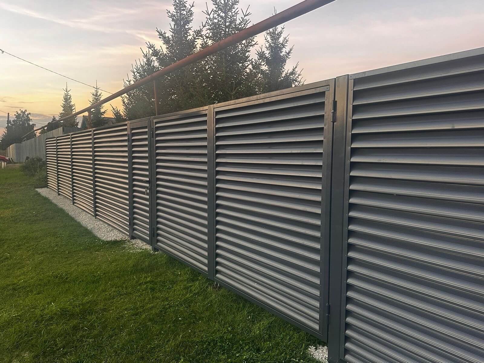 Забор из ламелей Еврожалюзи 26м RAL7024/7024 Серый Графит двусторонний в Бежецке