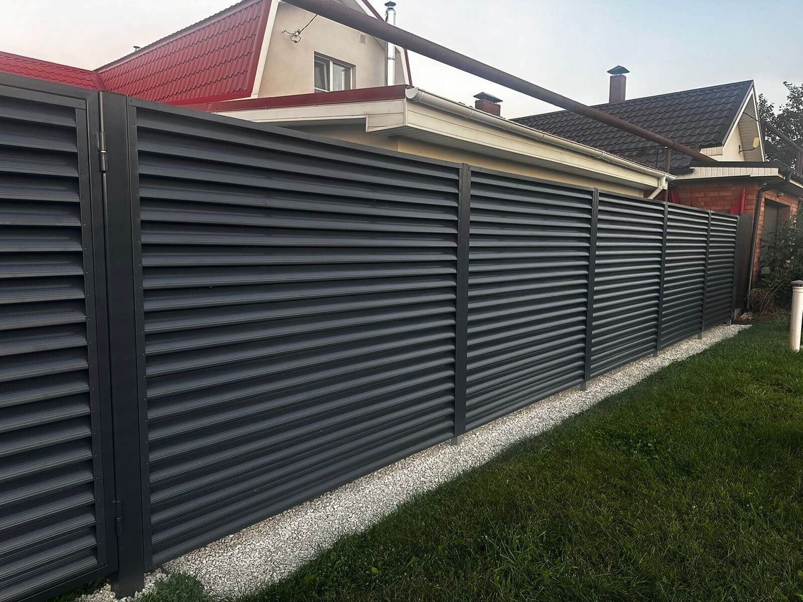 Забор из ламелей Еврожалюзи 26м RAL7024/7024 Серый Графит двусторонний фото 3 в Бежецке