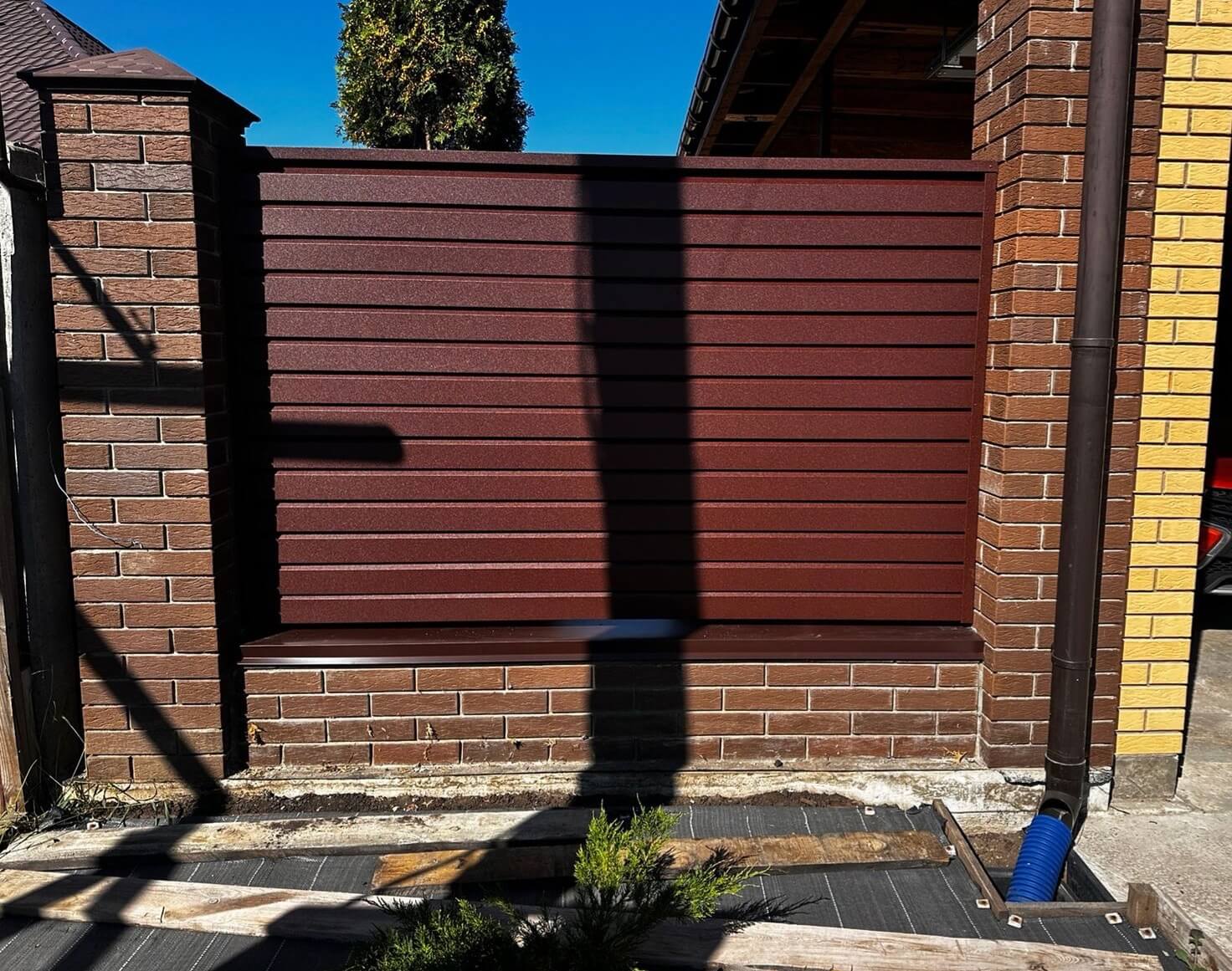 Забор-жалюзи из ламелей Хай-Тек 34м RAL8017/8017 Шоколад двусторонний МАТТЕ фото 5 в Бежецке