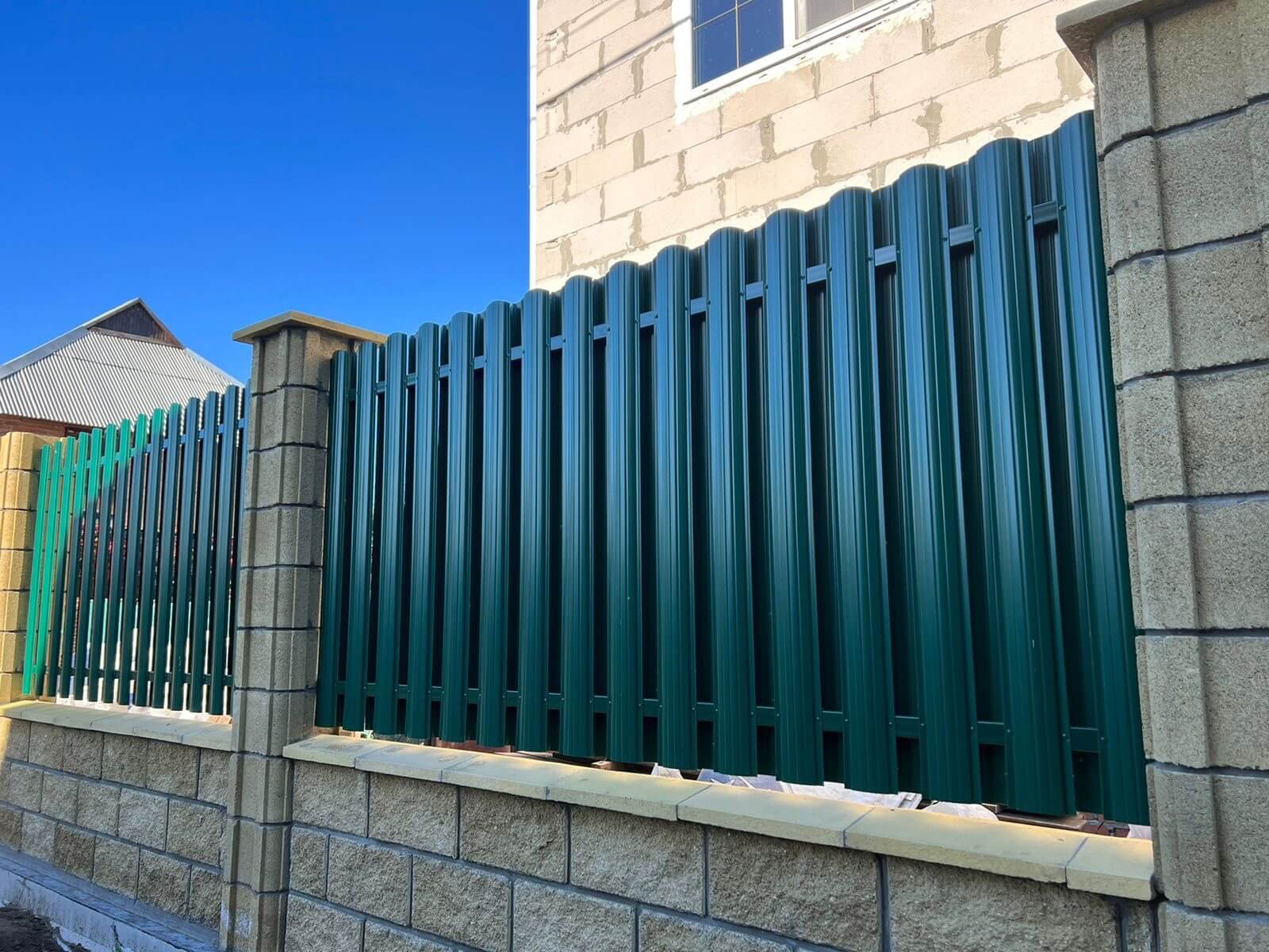 Забор из евроштакетника 22м RAL6005/6005 Зеленый Мох двусторонний фото 7 в Бежецке