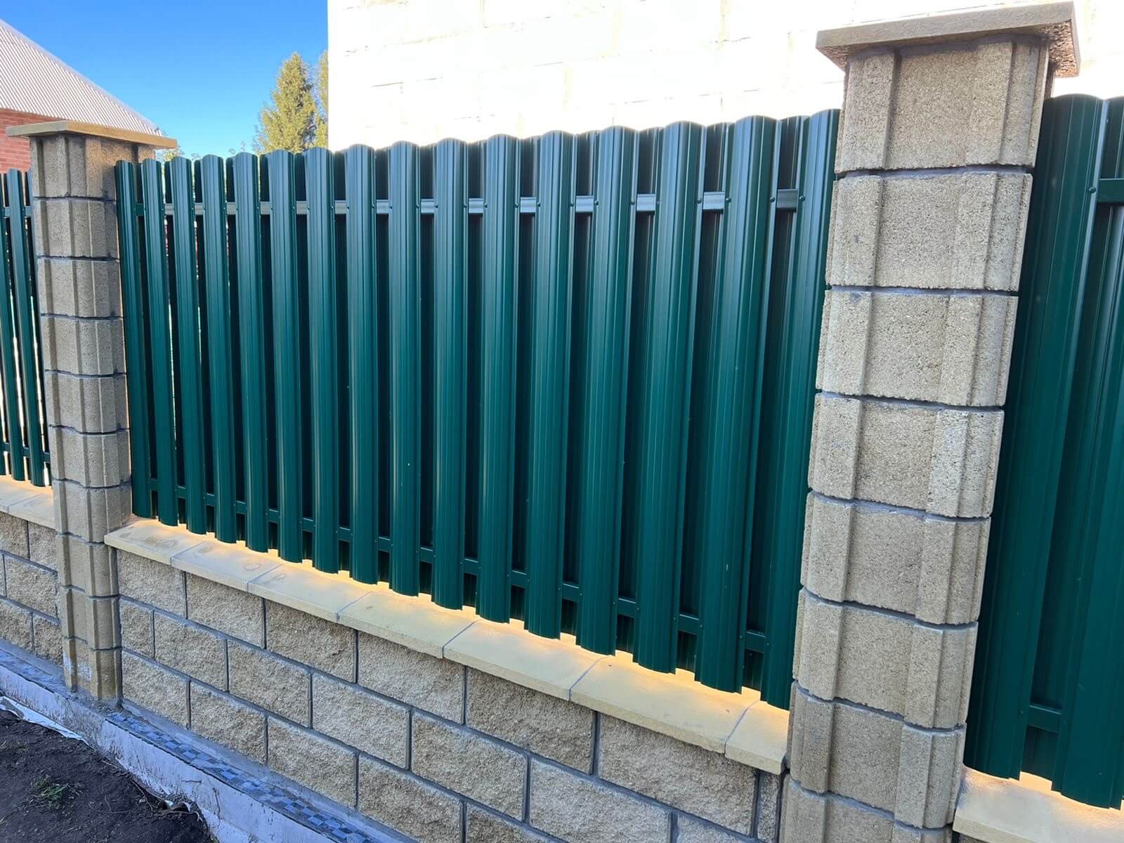 Забор из евроштакетника 22м RAL6005/6005 Зеленый Мох двусторонний фото 6 в Бежецке