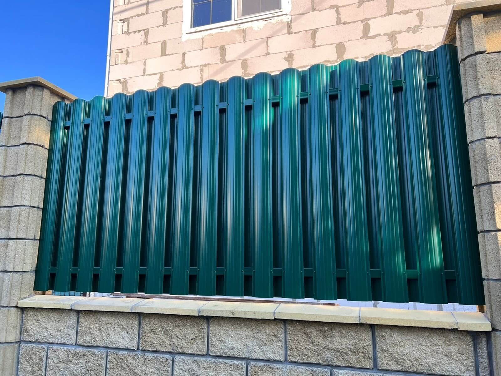 Забор из евроштакетника 22м RAL6005/6005 Зеленый Мох двусторонний фото 2 в Бежецке