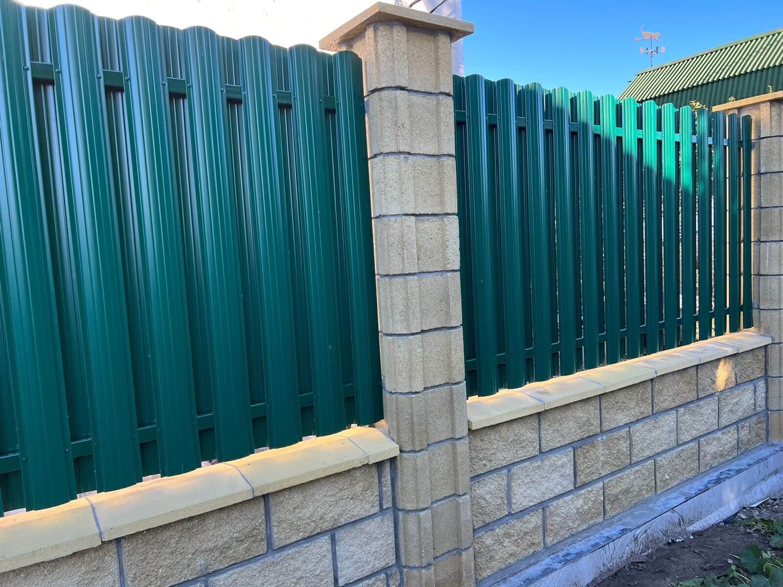 Забор из евроштакетника 22м RAL6005/6005 Зеленый Мох двусторонний фото 1 в Бежецке
