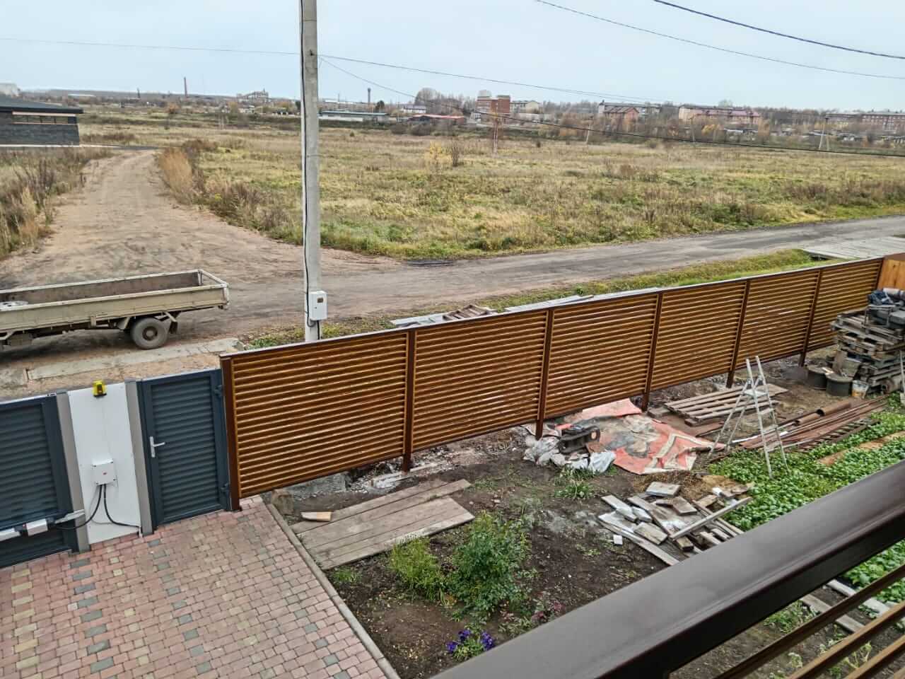 Забор-жалюзи 12м + балконное ограждение из ламелей Еврожалюзи Орех Миланский 3D Принтек фото 2 в Бежецке