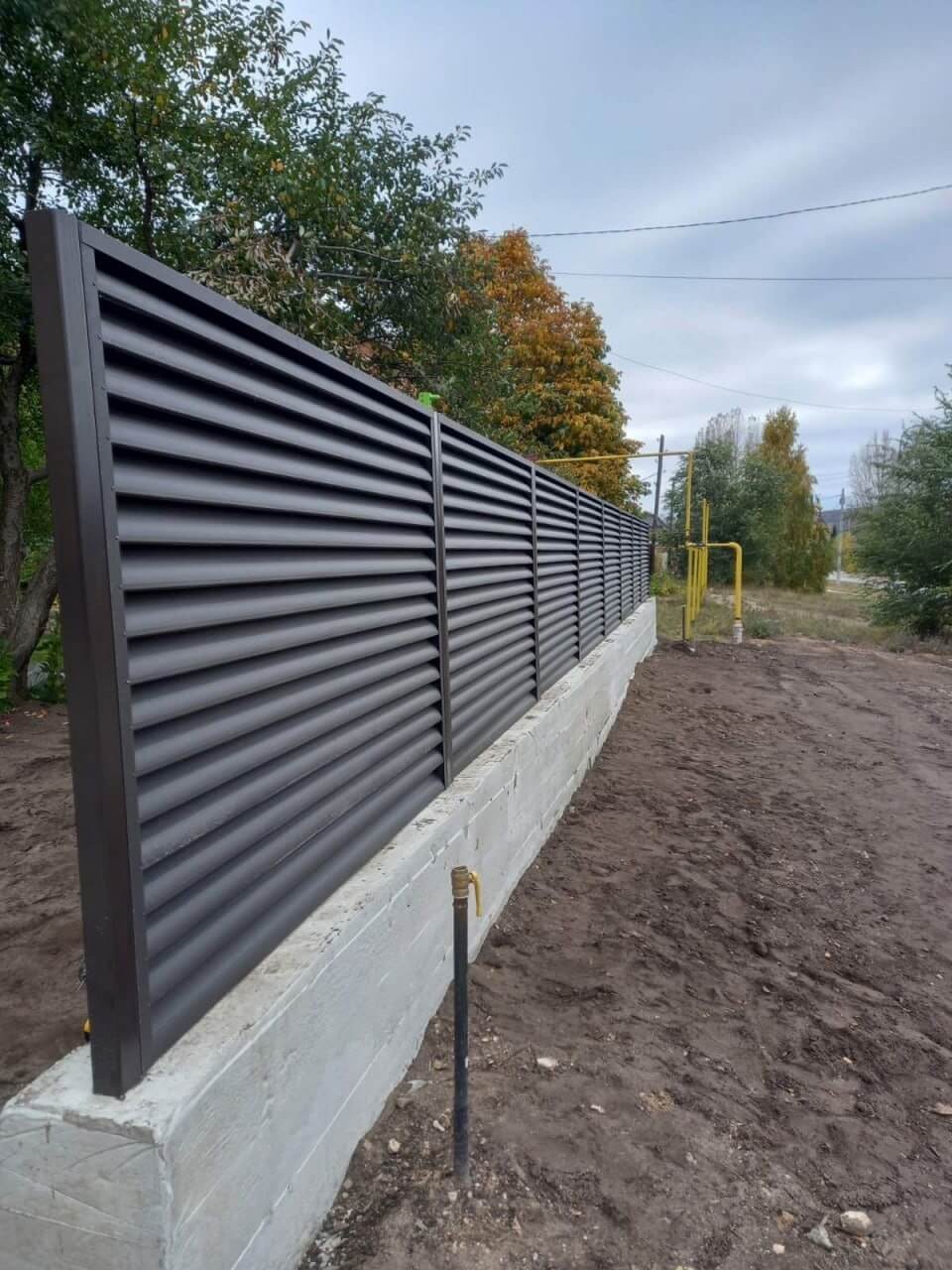 Забор из ламелей еврожалюзи 34м RAL8019/8019 Темный Шоколад двусторонний МАТТЕ фото 3 в Бежецке