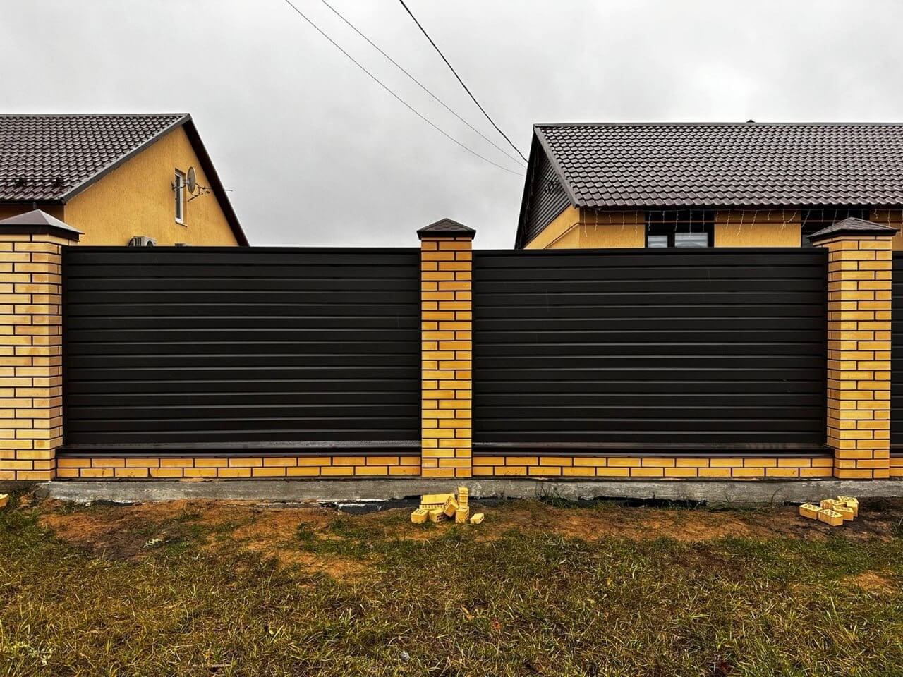 Забор из ламелей Хай-Тек 32м RAL8019/8019 Темный Шоколад двусторонний МАТТЕ фото 1 в Бежецке