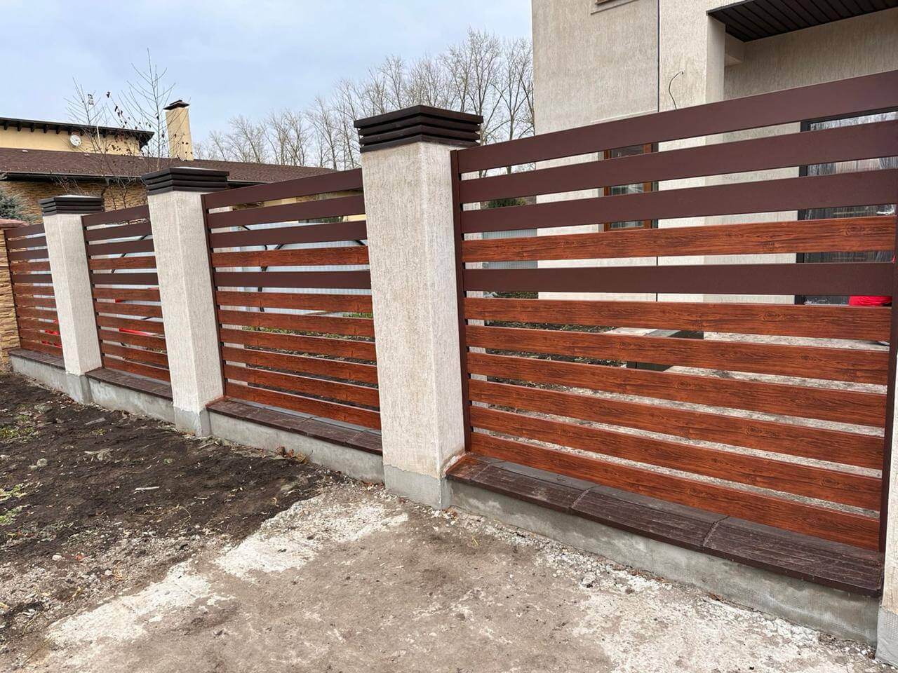 Забор-ранчо из металлопланкена 10м RAL8017 Шоколад МАТТЕ + Темное Дерево (Printech) в Бежецке