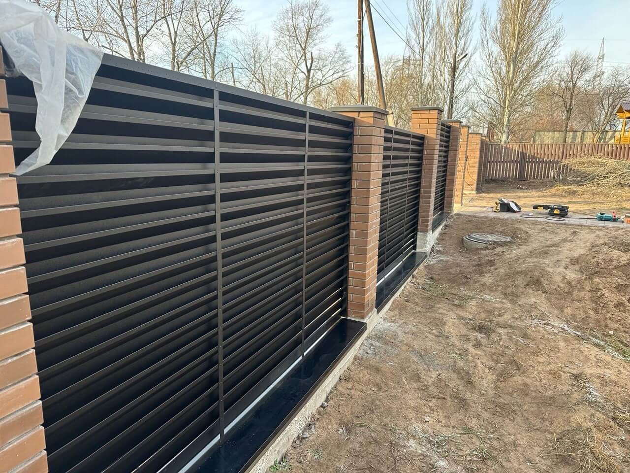 Забор-жалюзи из ламелей Хай-Тек 16м RAL9005/9005 Черный двусторонний МАТТЕ фото 1 в Бежецке