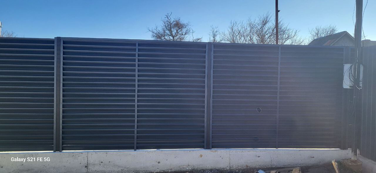Забор из ламелей еврожалюзи 30м RAL7024/7024 Серый Графит двусторонний фото 6 в Бежецке