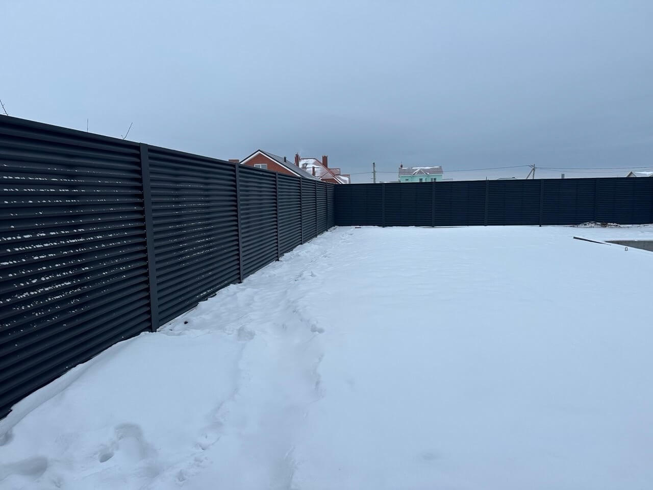 Забор-жалюзи из ламелей ЭКО-Z 130м RAL9005 Черный МАТТЕ фото 3 в Бежецке