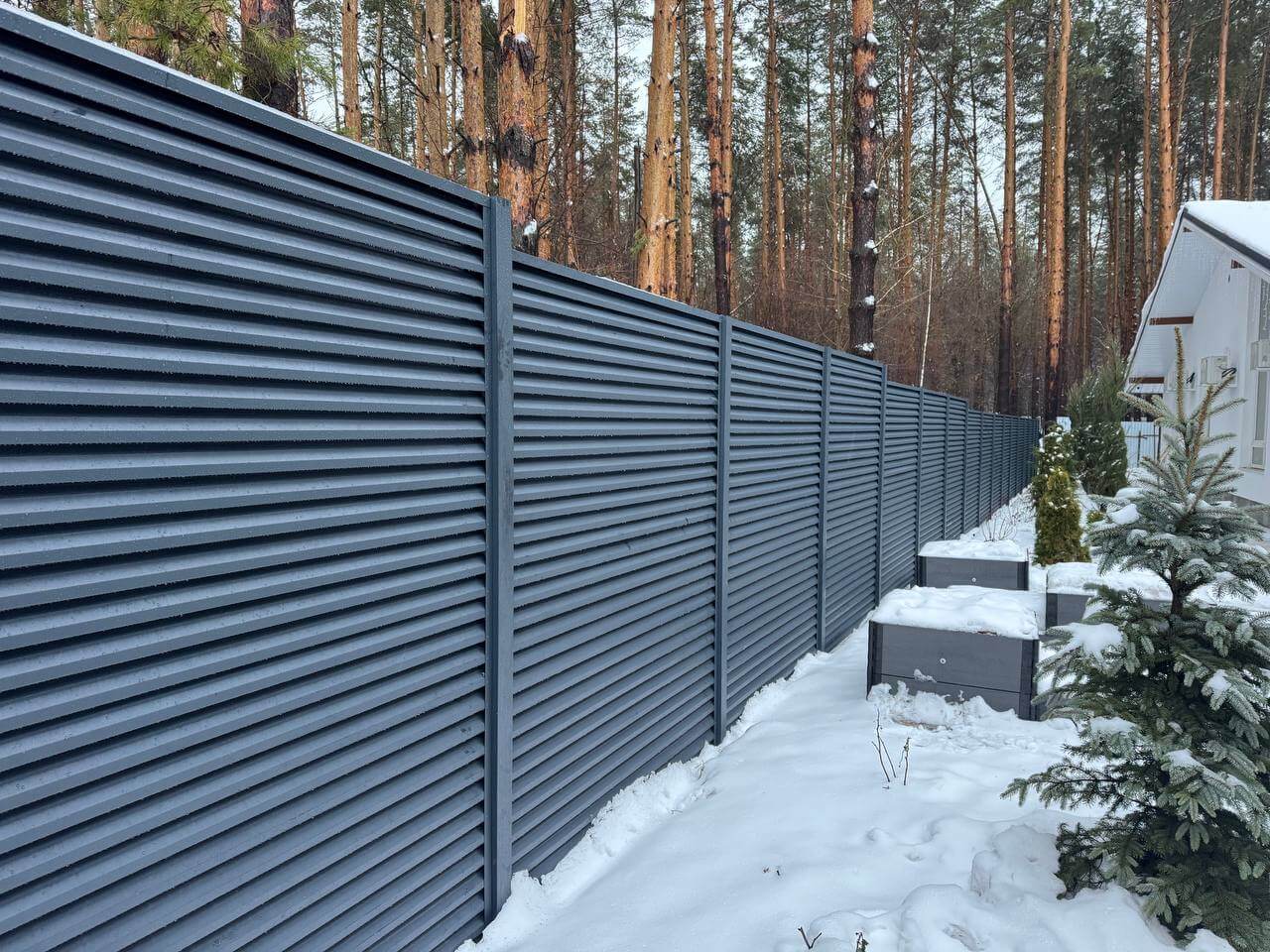 Забор-жалюзи из ламелей ЭКО-Z-US 54м RAL7024/7024 Серый Графит двусторонний МАТТЕ в Бежецке
