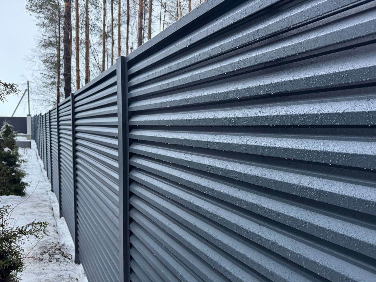 Забор-жалюзи из ламелей ЭКО-Z-US 54м RAL7024/7024 Серый Графит двусторонний МАТТЕ фото 2 в Бежецке