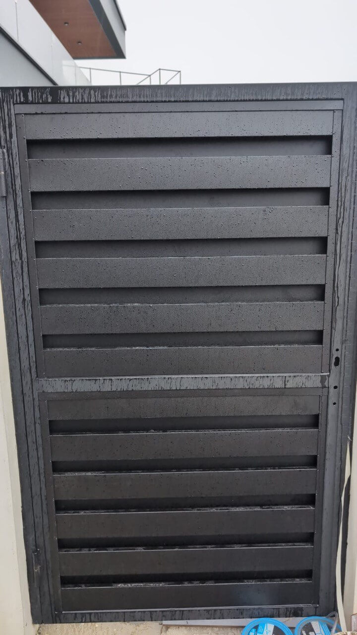 Откатные ворота с калиткой из металлопланкена RAL9005/9005 Черный двусторонний МАТТЕ фото 3 в Бежецке
