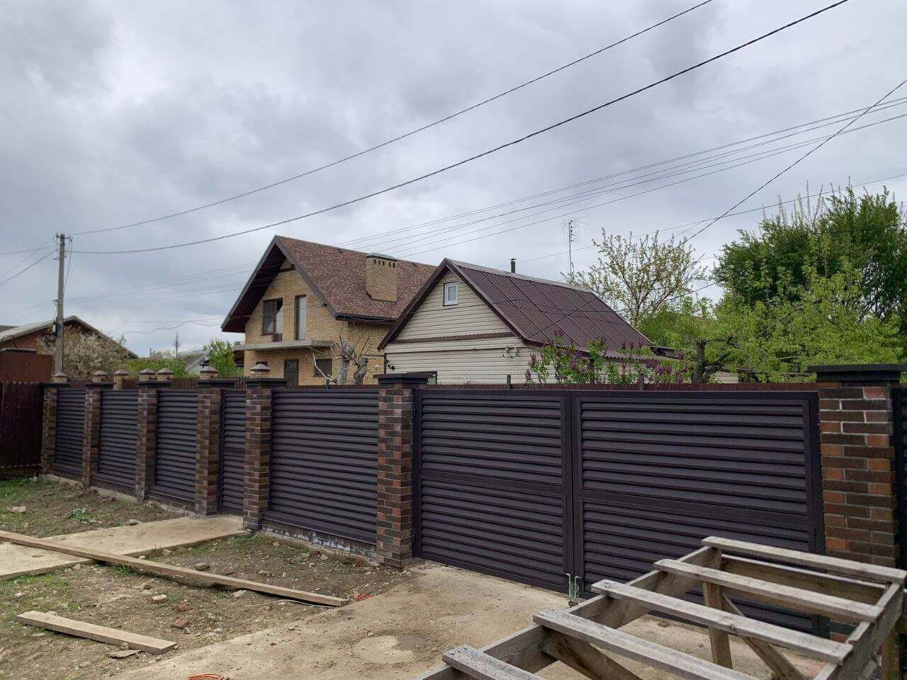 Забор-жалюзи из ламелей Реснички 24м RAL8019/8019 Темный Шоколад двусторонний МАТТЕ фото 2 в Бежецке