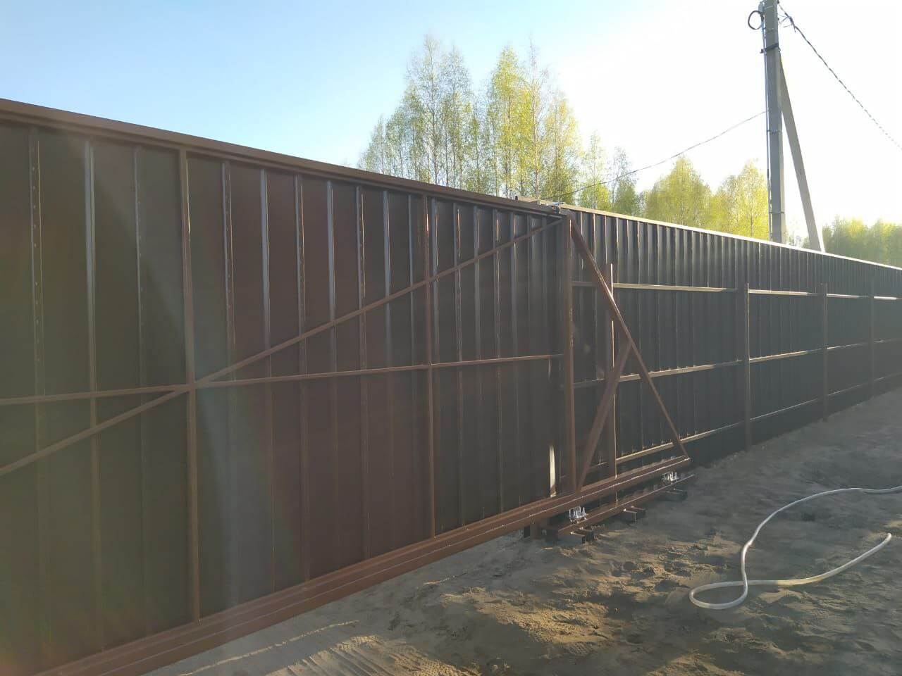 Забор из металлосайдинга ЕВРО-БРУС 25м Темный Каштан 3D Принтек фото 4 в Бежецке