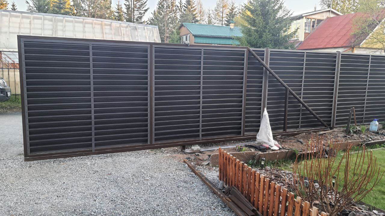 Забор-жалюзи из ламелей ЭКО-Z-US 12м RAL8019/8019 Темный Шоколад двусторонний МАТТЕ фото 3 в Бежецке