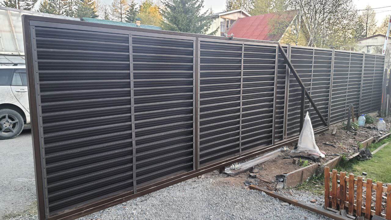Забор-жалюзи из ламелей ЭКО-Z-US 12м RAL8019/8019 Темный Шоколад двусторонний МАТТЕ фото 1 в Бежецке