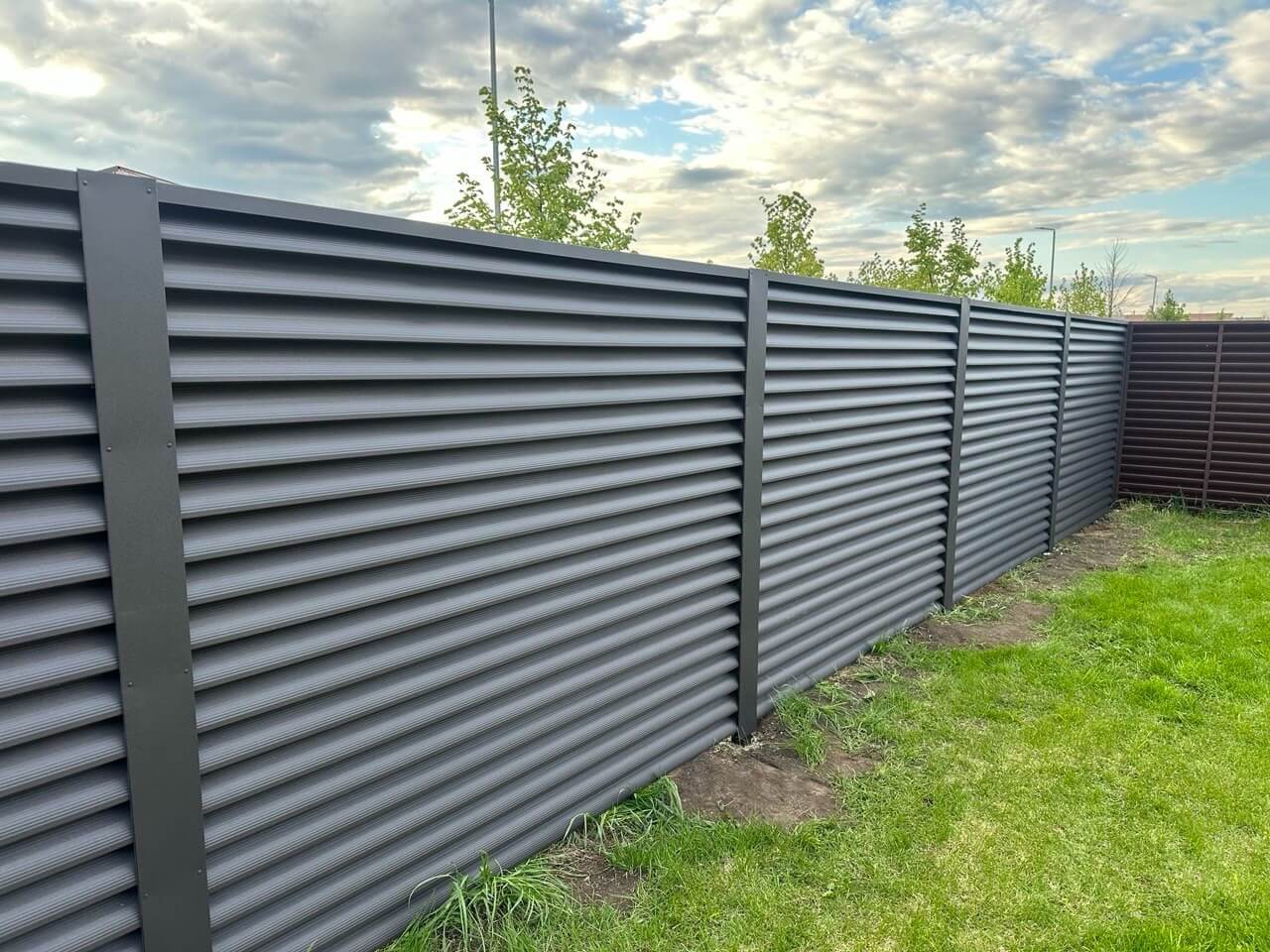 Забор из ламелей еврожалюзи 43м RAL8019/8019 Темный Шоколад двусторонний МАТТЕ фото 1 в Бежецке