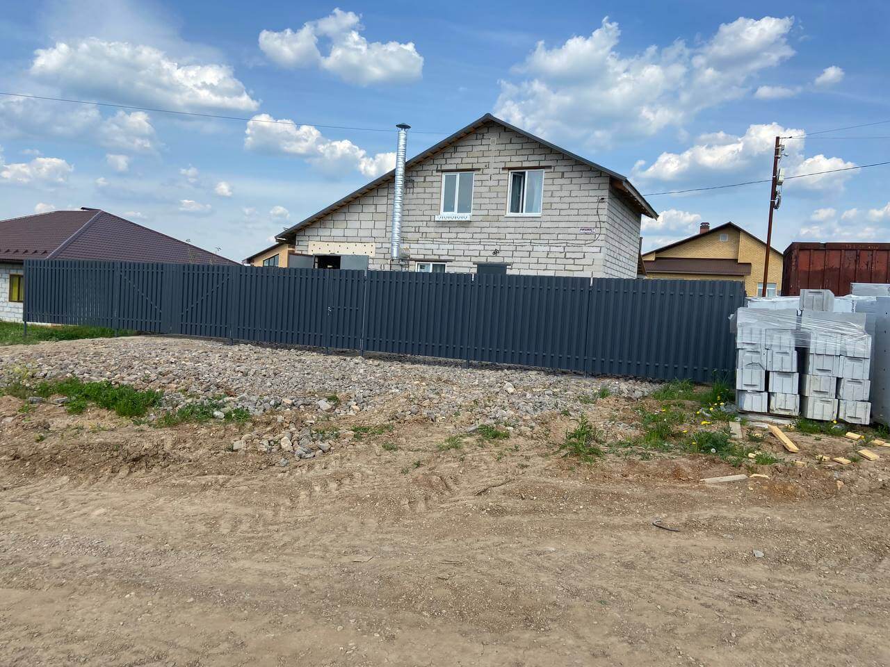 Забор из евроштакетника 16м RAL7024 Серый Графит фото 6 в Бежецке