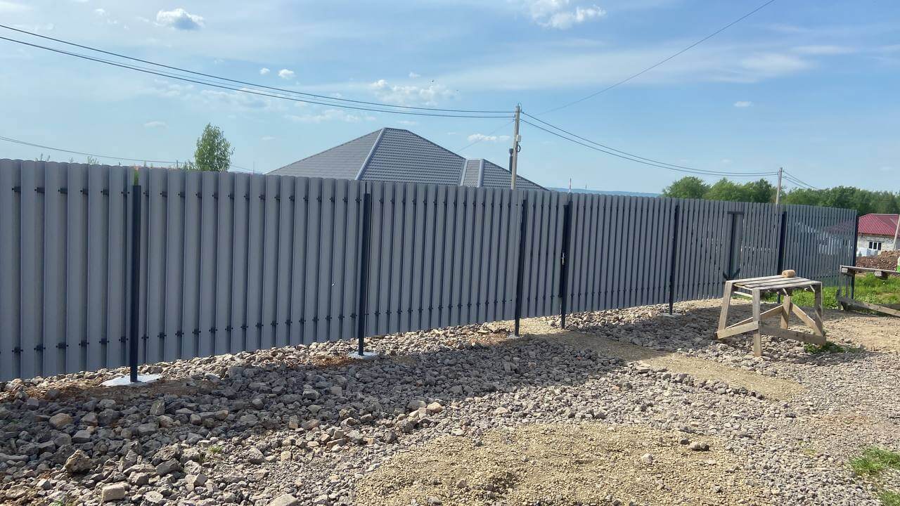 Забор из евроштакетника 16м RAL7024 Серый Графит фото 2 в Бежецке