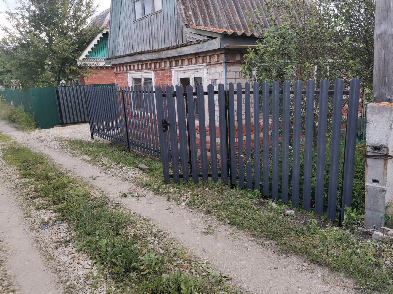 Забор из евроштакетника 7м RAL7024/7024 Серый Графит двусторонний фото 3 в Бежецке
