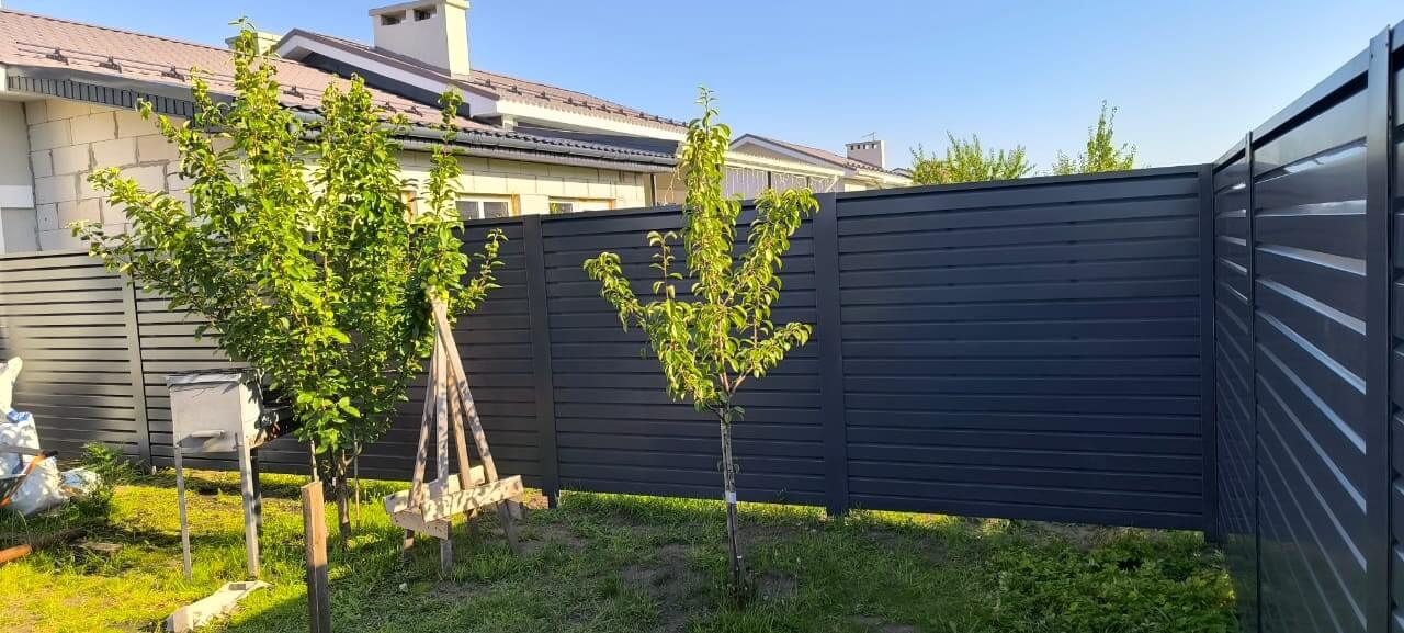 Забор-жалюзи из ламелей Хай-Тек 62м RAL7024/7024 Серый Графит двусторонний фото 4 в Бежецке
