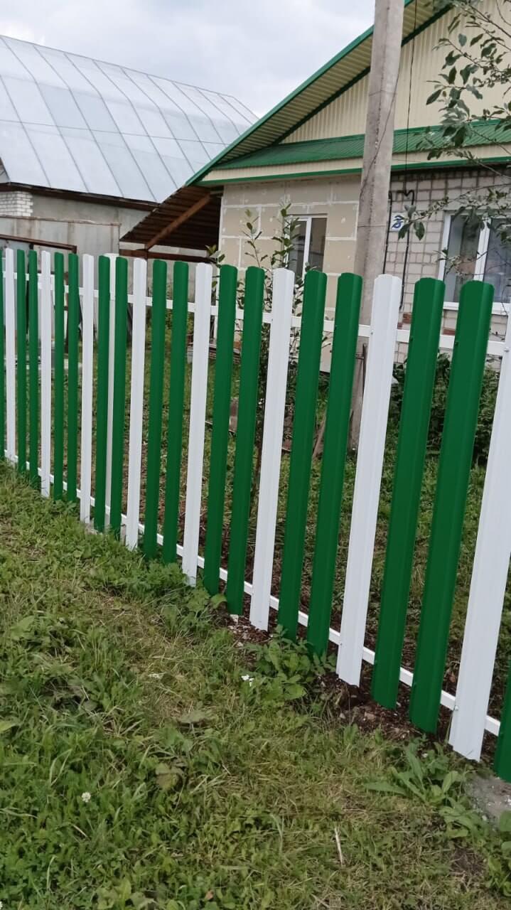 Забор из евроштакетника 10м RAL9003 Белый, RAL6029 Зеленая Мята фото 2 в Бежецке