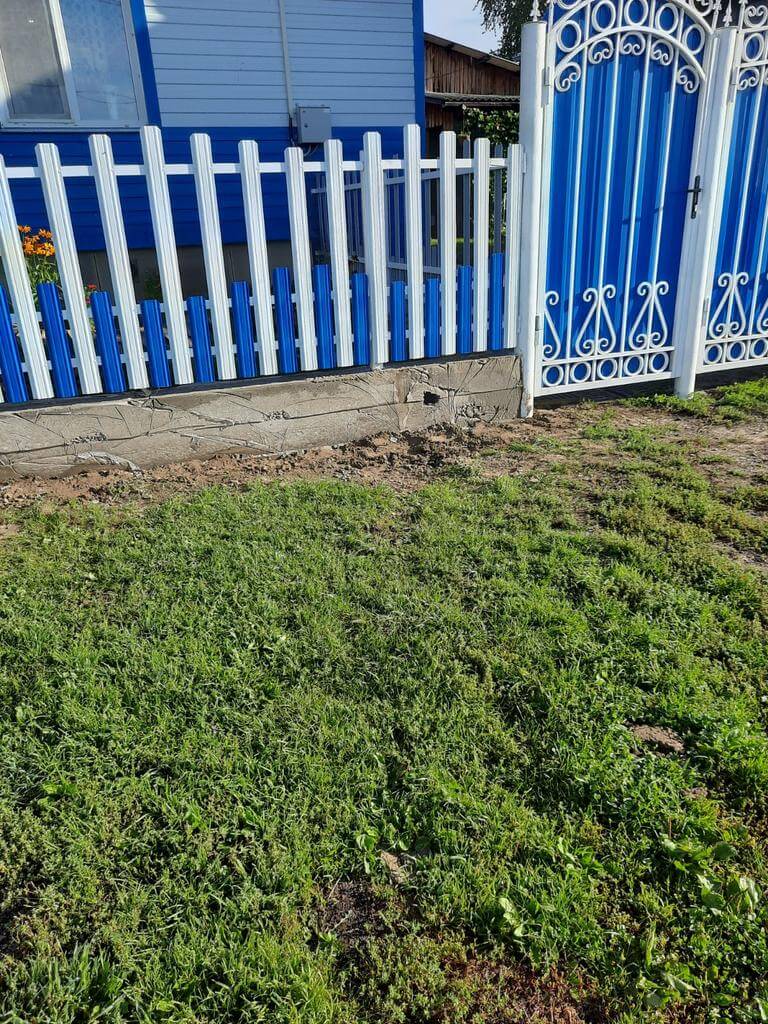 Забор из евроштакетника 14м RAL9003 Белый, RAL5005 Синий Сигнал фото 2 в Бежецке