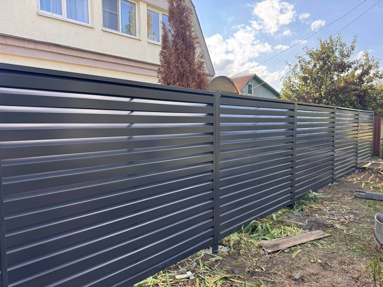 Забор-жалюзи из ламелей Хай-Тек 26м RAL7024/7024 Серый Графит двусторонний в Бежецке
