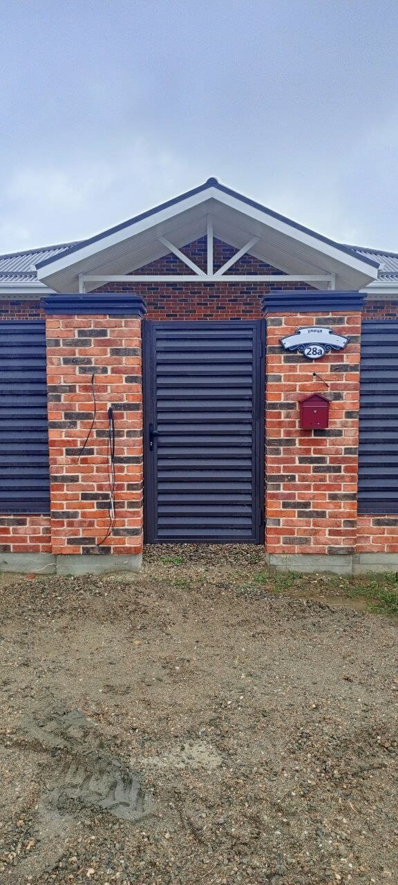 Забор-жалюзи из ламелей Реснички 22м RAL8019/8019 Темный Шоколад двусторонний фото 9 в Бежецке